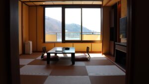 Zona de tatami con mesa baja junto a la ventana