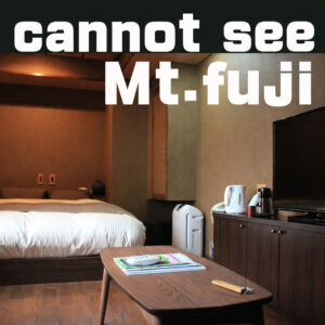 Imagen con texto superpuesto sobre una habitación con cama y mesa