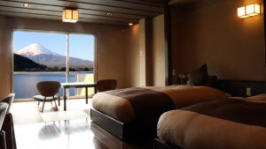 Camas individuales junto a la ventana con vistas al monte Fuji