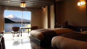 Camas individuales frente a una ventana con vista al monte Fuji