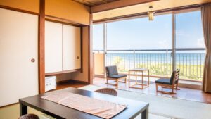 椅子と海向きの窓がある畳の部屋