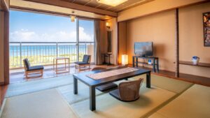 バルコニー脇にローテーブルと椅子がある畳の客室