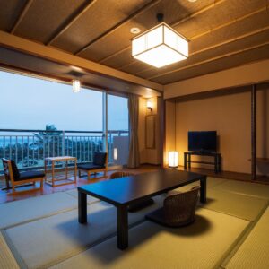 窓際にローテーブルと椅子がある畳の客室