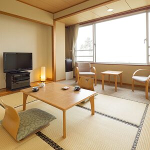 ローテーブル、座椅子、窓際の席がある畳の客室
