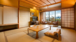 Tatamizimmer mit niedrigem Tisch und Stühlen am Fenster