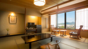 Tatamizimmer mit niedrigem Tisch und Stühlen am Fenster
