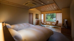 Zwei Einzelbetten in einem japanischen Gästezimmer