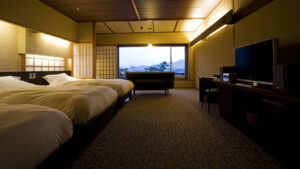 Zwei Einzelbetten in einem japanischen Gästezimmer
