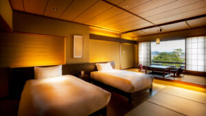 Zwei Einzelbetten in einem Tatami-Zimmer eines Ryokans