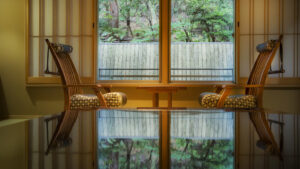 Zwei Stühle am Fenster in einem Tatami-Zimmer