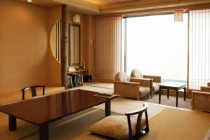 Chambre en tatami avec table basse et chaises près de la fenêtre