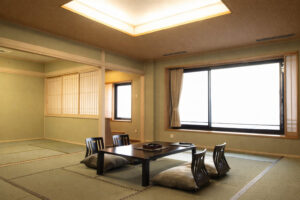 Chambre en tatami avec table basse et chaises de sol
