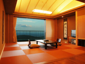 Chambre en tatami avec table basse et coussins de sol