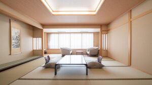 Chambre en tatami avec table basse et coussins de sol