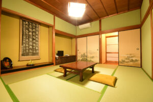 Camera in tatami con tavolo basso e cuscini da pavimento