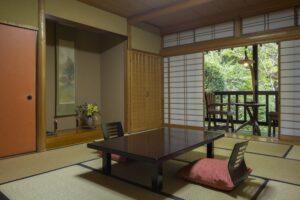 낮은 테이블과 좌식 의자가 있는 다다미방