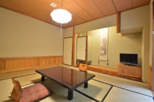 낮은 테이블과 바닥 방석이 있는 다다미방