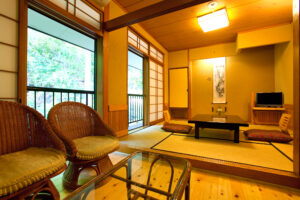 낮은 테이블과 고리버들 의자가 있는 다다미방