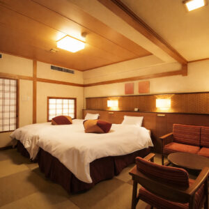 일본식 객실의 침대 2개
