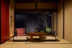 ローテーブルと座布団のある畳の座席スペース