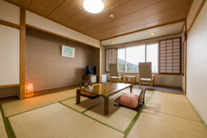 带矮桌和坐垫的榻榻米房间