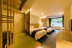 畳風の客室にあるツインベッド