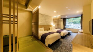 畳風の客室のツインベッド