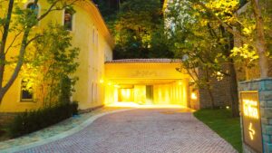 夜の外観の車寄せと玄関