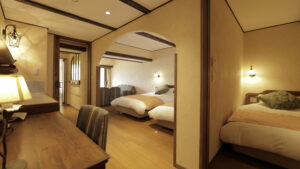 ツインベッドとデスクスペースのある客室