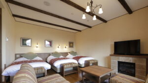 暖炉のある客室のベッド3台