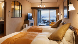 バルコニーと屋外チェア、湖の景色に面したツインベッド