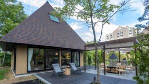 带躺椅和户外用餐区的小屋外观