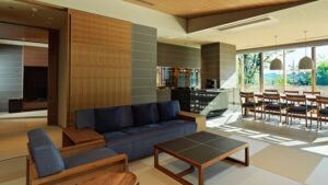 広々とした畳の客室のソファとテーブル