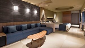 客室のベッド横にあるソファスペース