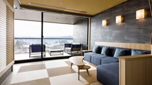 バルコニーと湖の景色に面したソファのあるくつろぎスペース