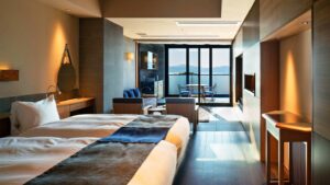 湖を望む客室のツインベッド