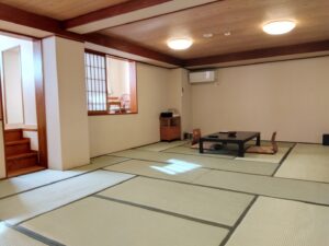 Camera in tatami con tavolo basso e sedie da pavimento