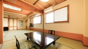 Camera in tatami con tavolo basso e sedie da pavimento