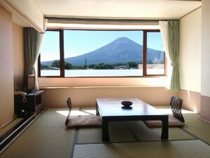 Camera in tatami con tavolino basso e vista sulle montagne