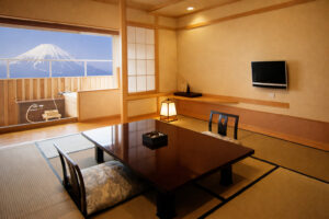Camera in tatami con tavolino basso e vasca con vista sulle montagne
