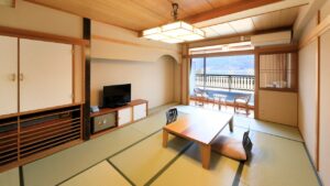Camera in tatami con tavolo basso e posti a sedere vicino alla finestra