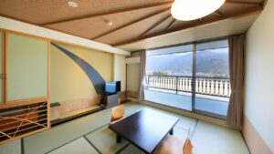 Camera in tatami con tavolino basso e vista dalla finestra