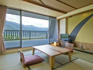 Camera in tatami con tavolino basso accanto alla finestra con vista
