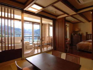 Camera in tatami con tavolo, sedie e vasca sul balcone