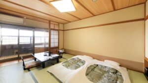 Camera con tatami, due futon e tavolo basso