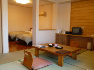 Zona tatami con tavolo basso e letti