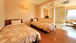 Letti singoli in una camera con area tatami