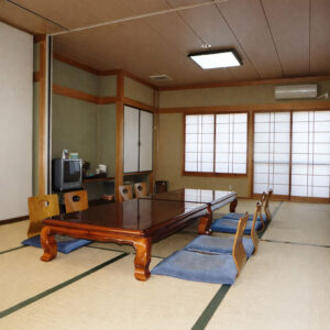 Tatamizimmer mit niedrigem Tisch und Bodenstühlen