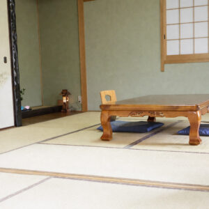 Tatamizimmer mit niedrigem Tisch und Bodenkissen