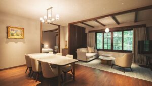 Zona de estar con sofá, sillas y mesa de comedor